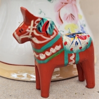 svensk-træhest-rød-med-grøn-hvid-dekoration-gammel-dalarhest